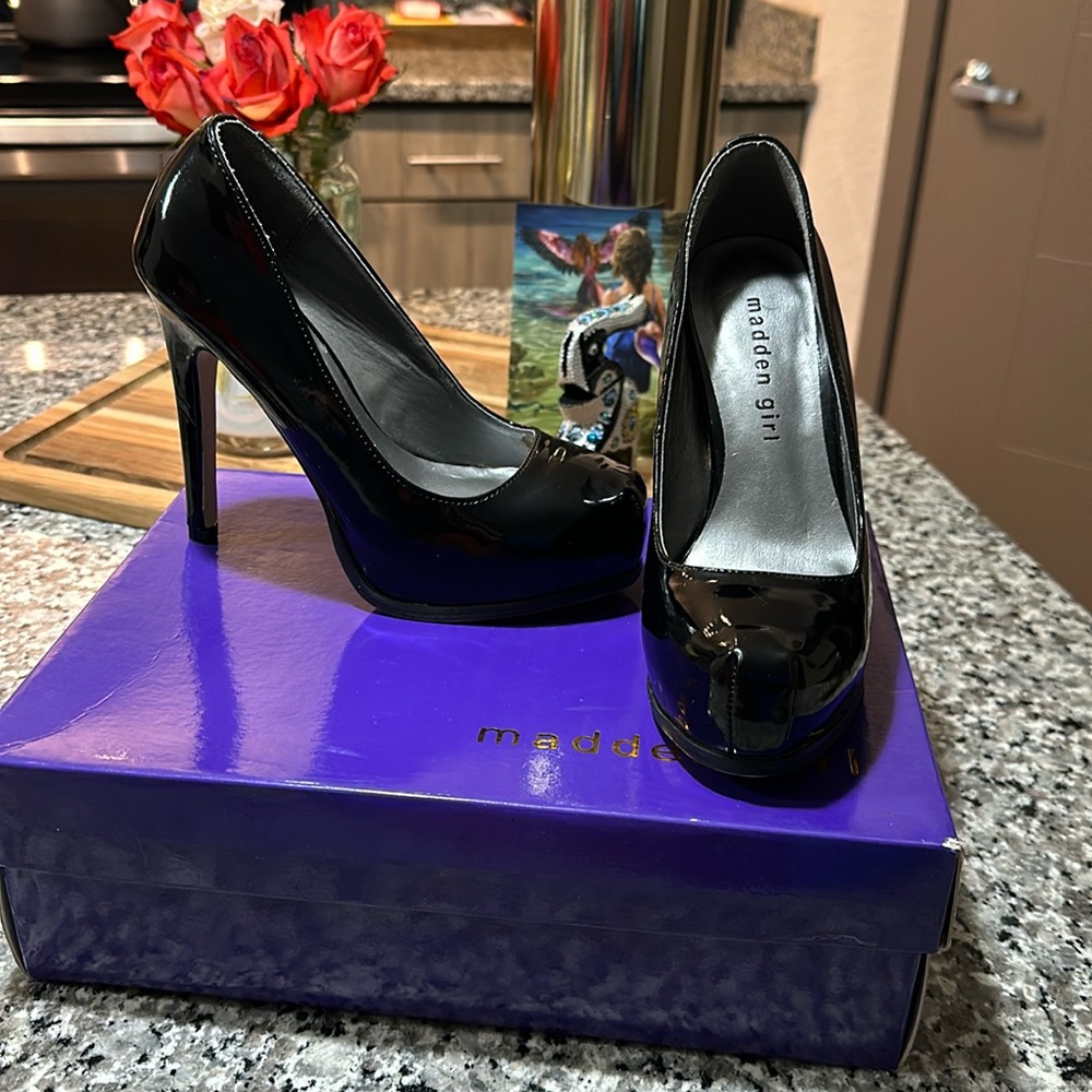 Never used, madden girl, size 5, true to size, scuffed on right heel